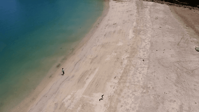 고요한 해변을 걷는 사람