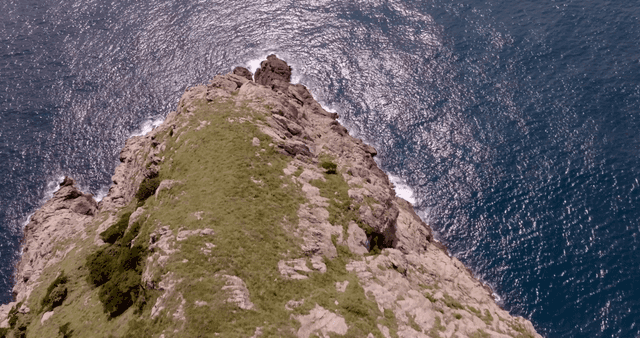 바다 옆 바위섬 풍경