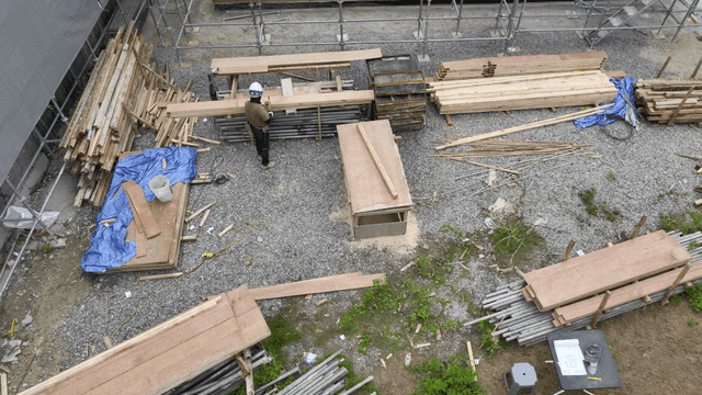 건설 현장에서 망치를 사용하는 작업자