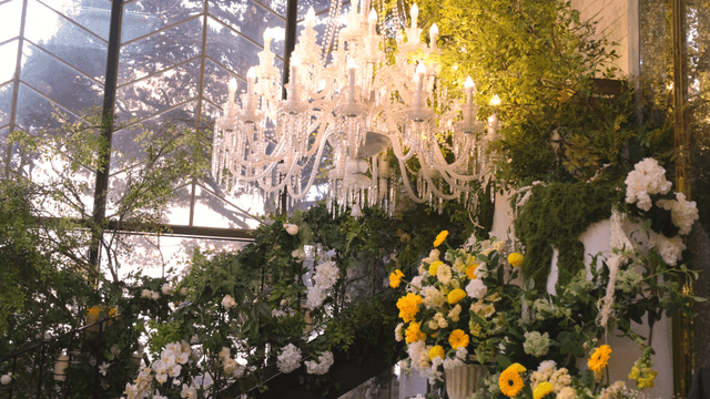 샹들리에와 꽃이 있는 실내 정원