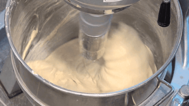 큰 반죽기에서 강하게 돌아가는 점성 높은 반죽