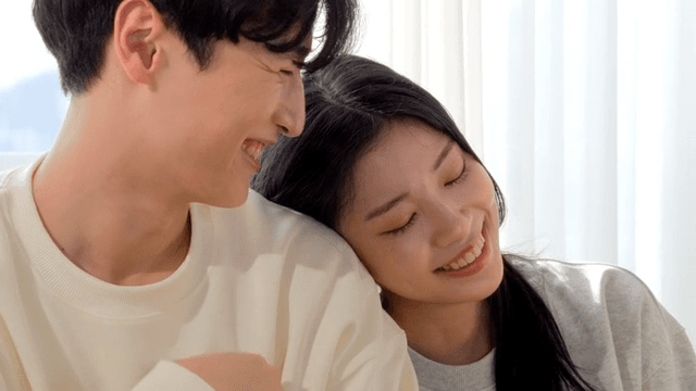 밝은 창가에 어깨 기대어 쉬는 연인