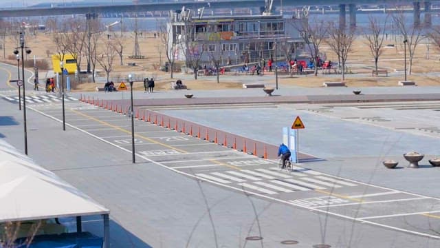 여유로운 주말의 도심 공원