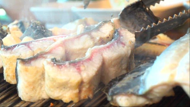 불판 위에서 잘 구워진 장어