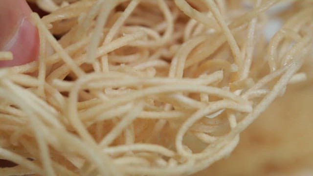 바삭한 소면 튀김을 만지는 손