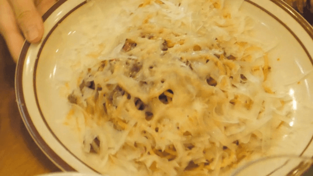 치즈가 뿌려진 파스타가 서빙되는 모습