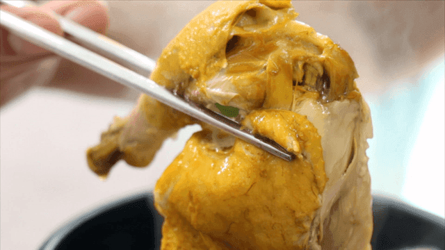 상황버섯 삼계탕 닭다리를 들어올리는 젓가락