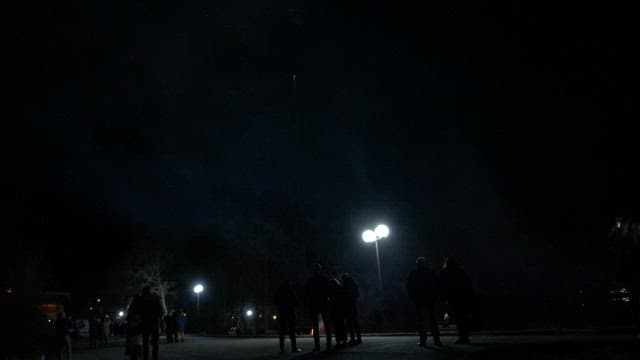 어두운 밤하늘을 밝히는 화려한 불꽃놀이