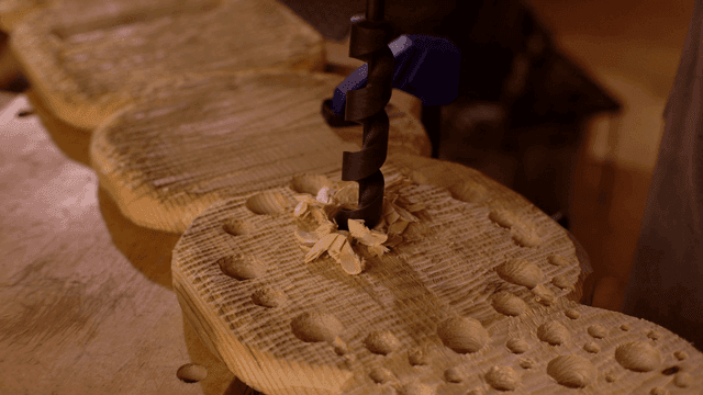 정교하게 나무를 드릴로 가공