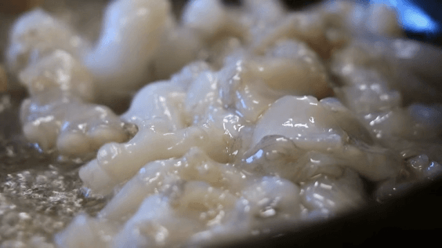 기름에 튀겨지는 산낙지