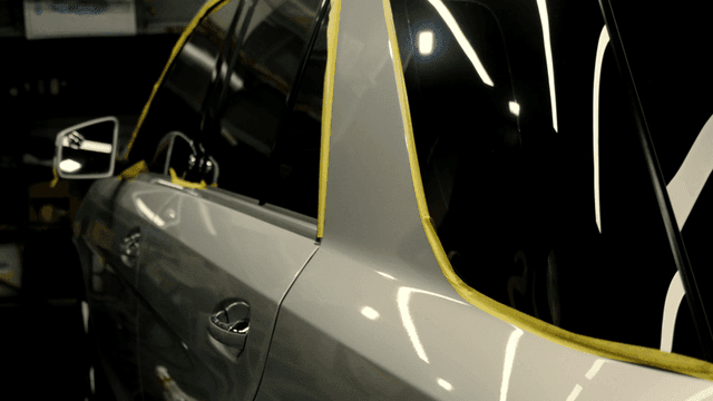 마스킹 테이프가 붙은 자동차