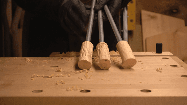 작업장에서 나무 손잡이 제작