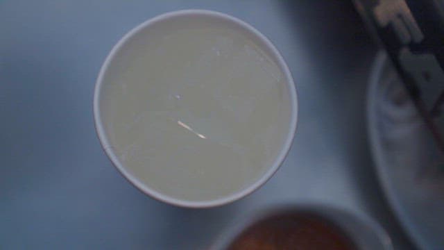 얼음이 든 컵에 에스프레소 붓기