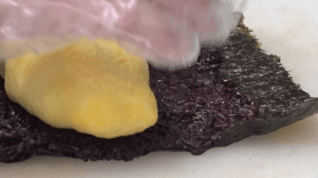 Rolling gimbap with egg roll