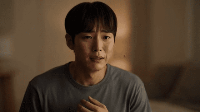 깊이 슬퍼하며 눈물 흘리는 젊은 남자