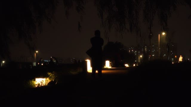 불빛이 있는 도심 공원에서의 야간 산책