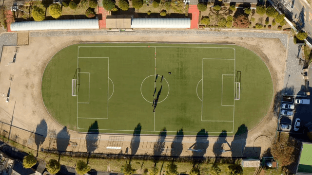 학교 축구장에서 학생들이 운동하는 모습