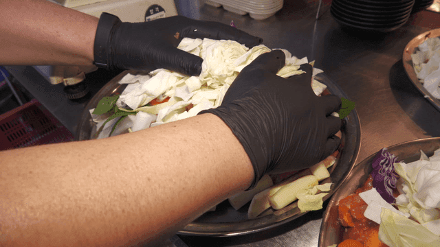 야채와 준비되는 닭갈비 접시