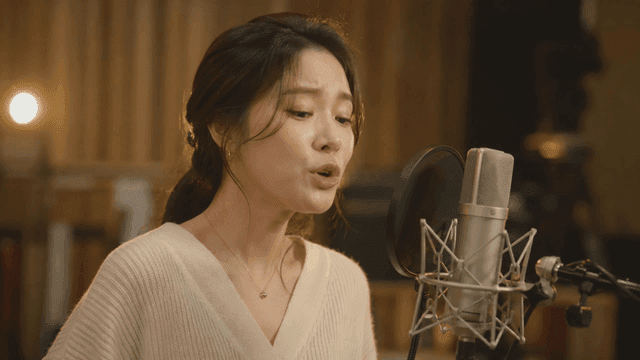 스튜디오에서 열정적으로 노래하는 여성