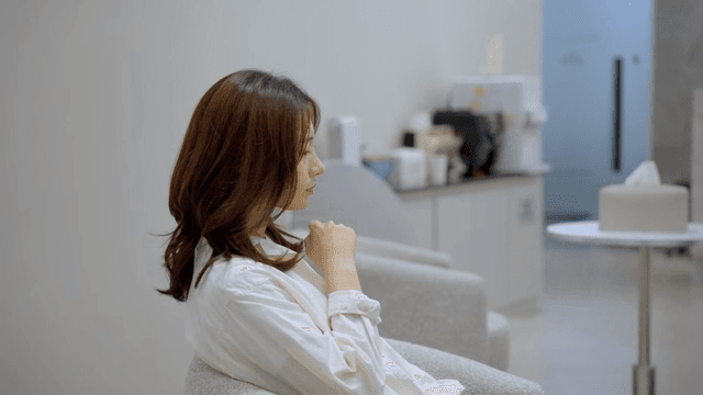 실내에서 기침을 하는 여성