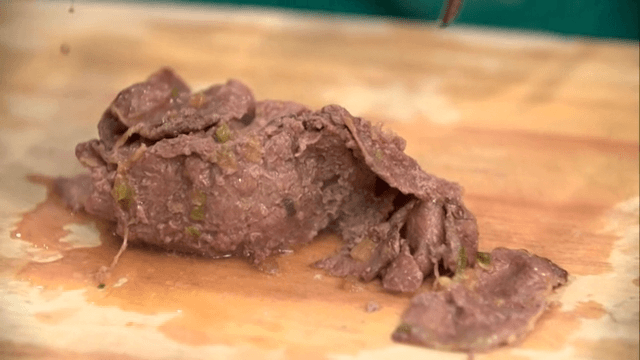 나무 도마 위에 얹어진 불고기