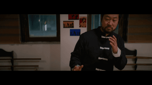 실내에서 전통 무술 연습하는 무술가