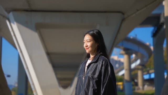 햇살 가득한 공원에서 스트레칭하는 여성