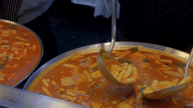 큰 냄비에서 조리되는 떡볶이