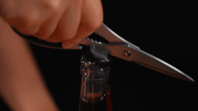 가위로 병뚜껑 열기