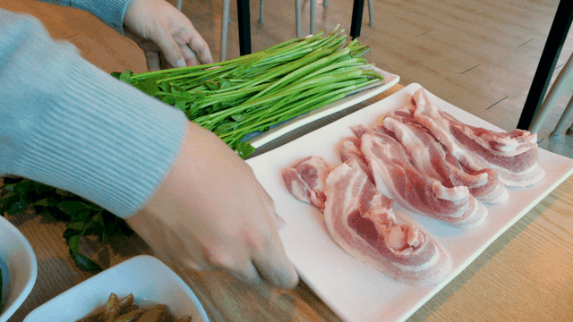 테이블 위의 신선한 삼겹살과 미나리