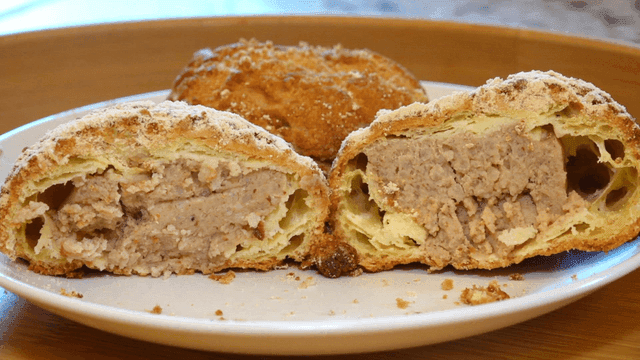 접시에 담긴 크림이 든 빵