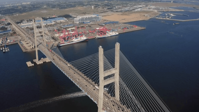 분주한 항구 위의 긴 다리