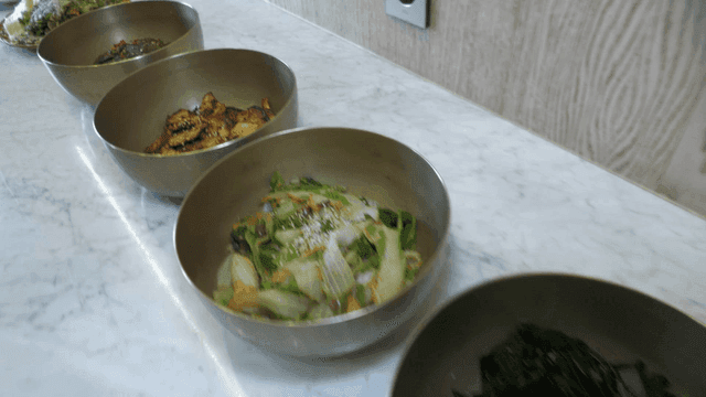 테이블 위 다양한 한삭 반찬