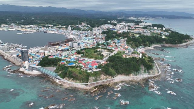 다채로운 지붕의 해안 마을