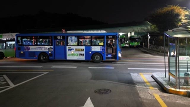 밤의 조용한 도시 버스 정류장