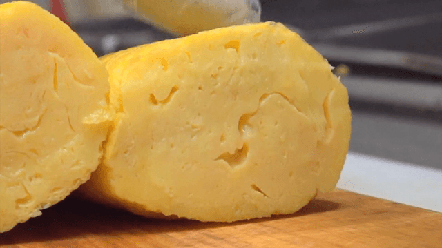 도마 위에 갓 구운 계란말이