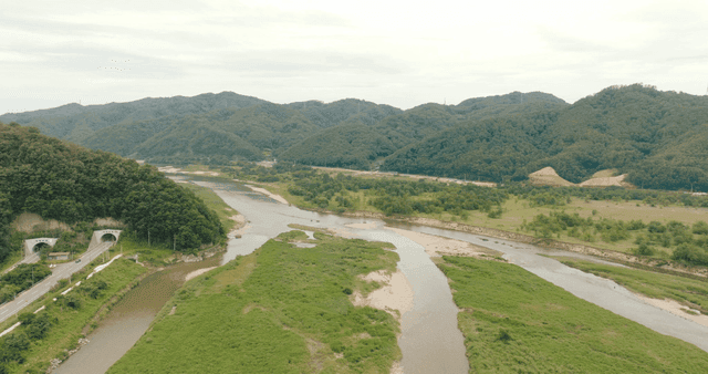 푸른 산 사이로 흐르는 강