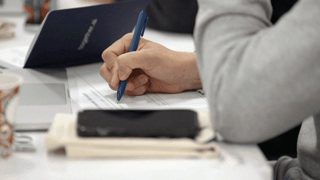 업무 관련 메모를 하는 사람