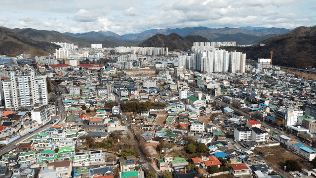 배경에 산이 있는 넓은 도시