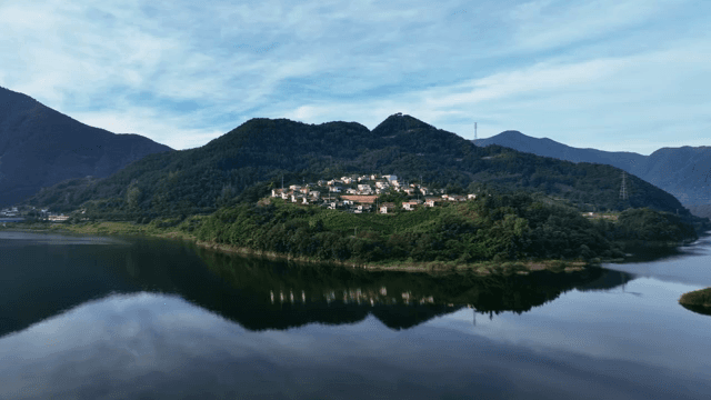 푸른 산 속에 자리한 마을