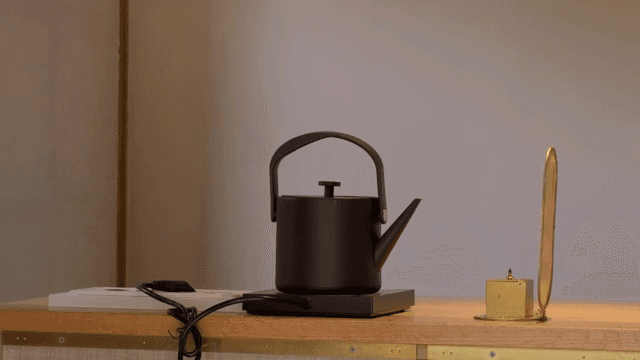 나무 테이블 위의 검은 주전자