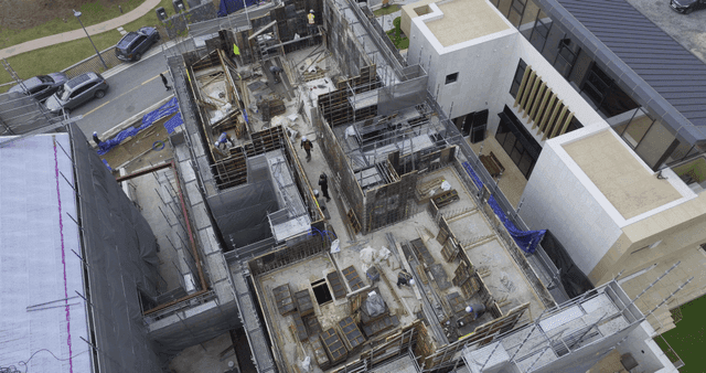 구조물을 짓는 건설 노동자들