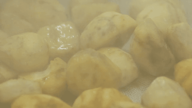 냄비에서 찌는 밤