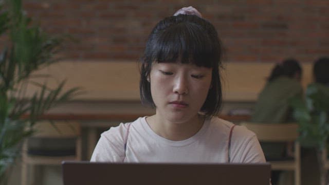 아늑한 카페에서 노트북 작업에 집중하는 여자