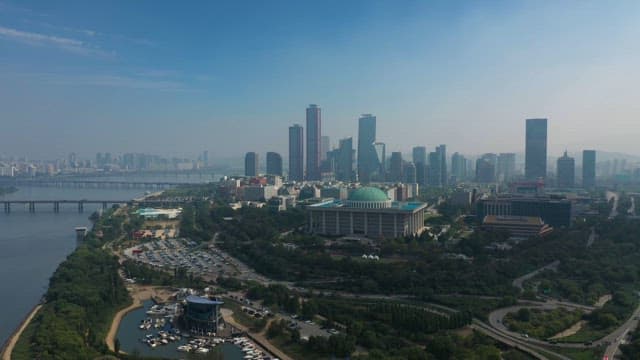 번화한 강변 도시에 위치한 국회의사당