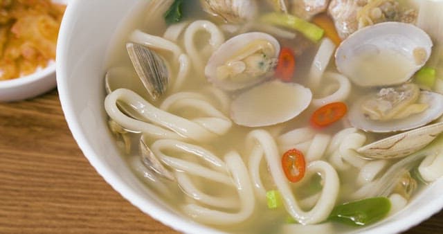 맑은 바지락 칼국수의 국물 한 술