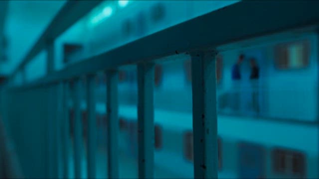 저녁 시간 어두운 복도의 철제 난간 클로즈업