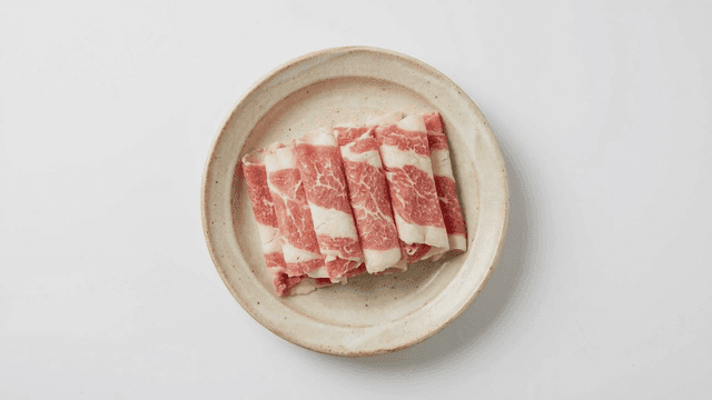 Thinly sliced ​​pork on plate