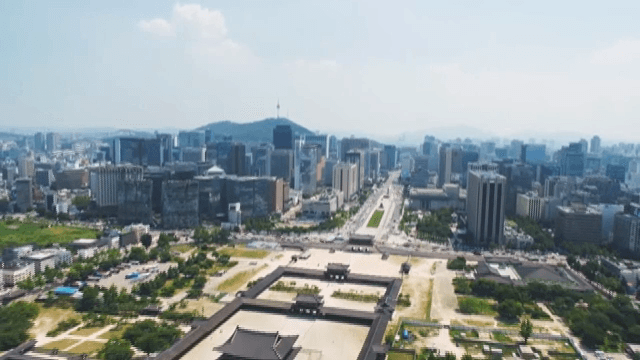 현대적인 건물과 경복궁이 있는 번화한 도시 풍경