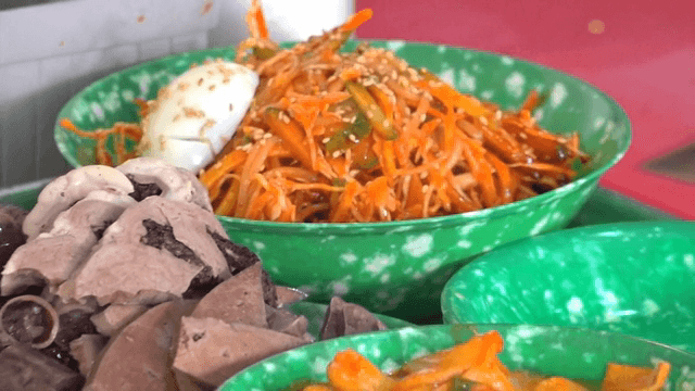 떡볶이와 순대가 있는 한국 길거리 음식